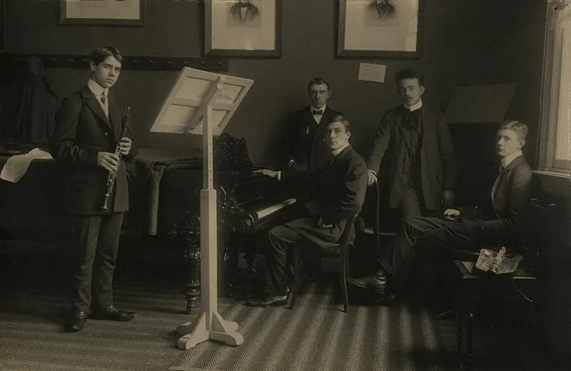 De hoboklas van Dirk van Emmerik. Jaap is de tweede van
links, tegen de muur.